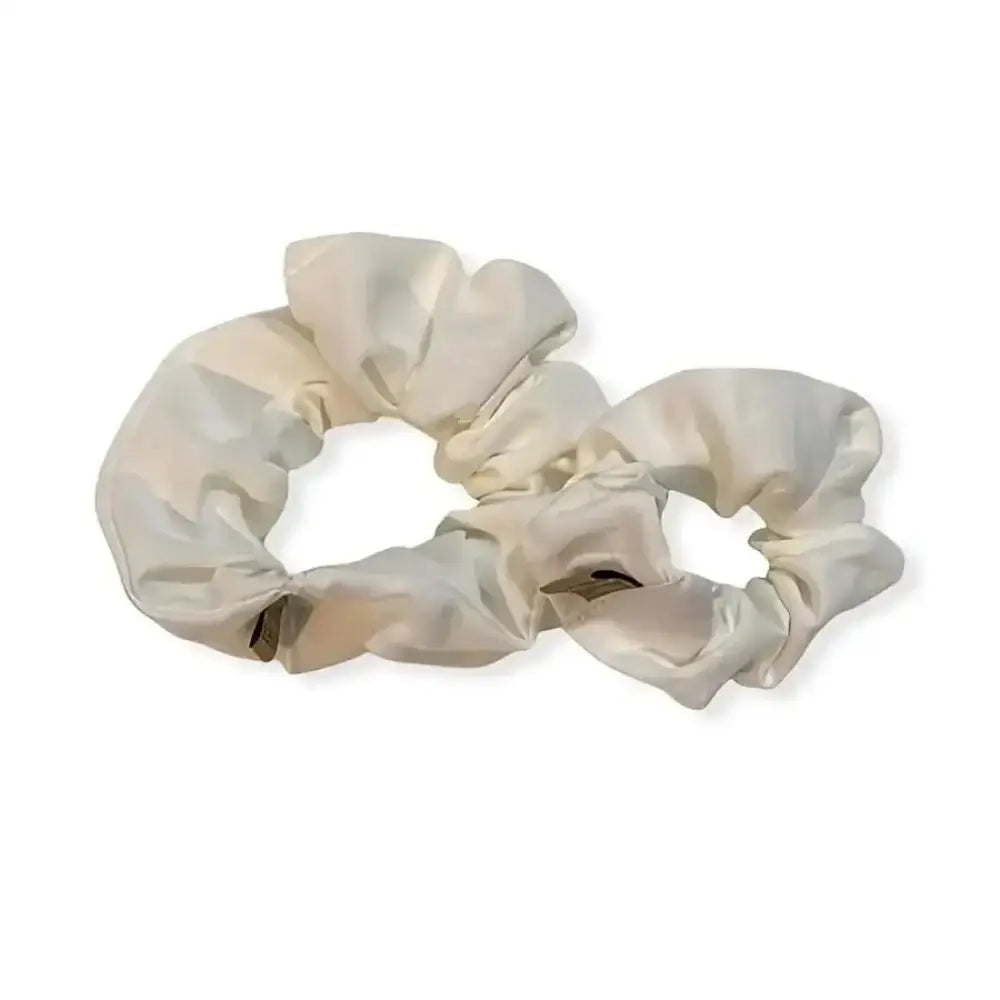 Cream-värinen pellava-satin-panta pehmeällä rypytetyllä pinnalla ja hillityllä kiillolla pellava scrunchie -tuotteessa