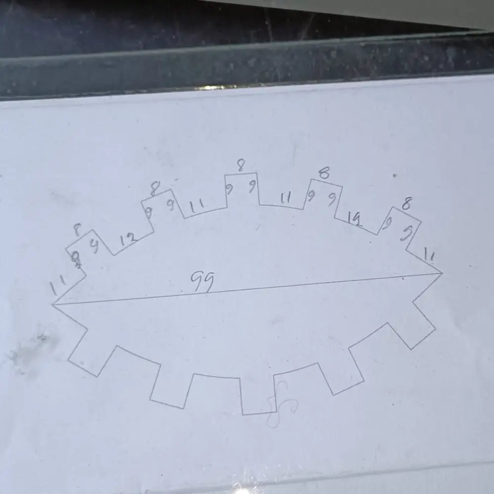 Käsin piirretty hammaspyörädiagrammi piparipiparimuotti-valkoisella paperilla numeroiduilla hampailla ja mitoilla
