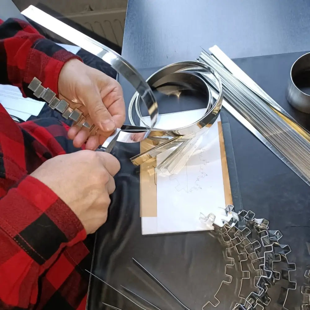 Shiny hopeinen metallinen gear-muotoinen piparipiparimuotti joululeivontaan