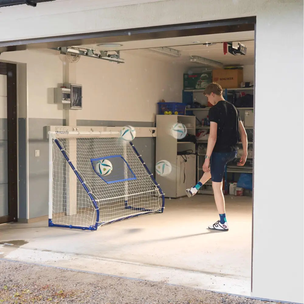 Sininen ja valkoinen taitettava jalkapallomaali verkolla pro-level cognitive + footwork football training mat sensemat 360 -tuoteessa