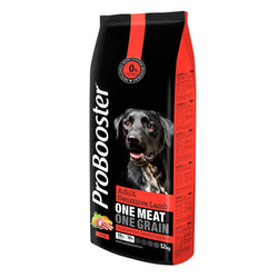 Probooster adult sensitive lamb koiranruoka mustassa ja punaisessa pussissa kuvalla mustasta labradorista
