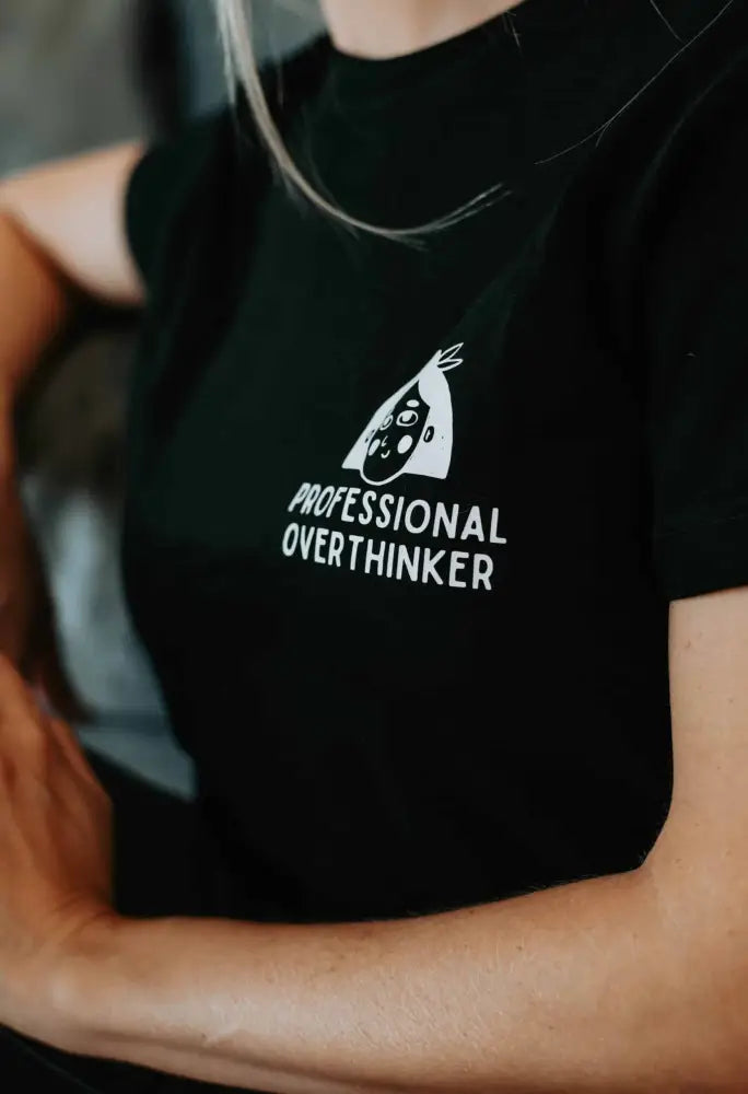 Professional overthinker - t-paita - t-paita overthinker luomupuuvillasta retkeilyvarusteet verkkokaupasta