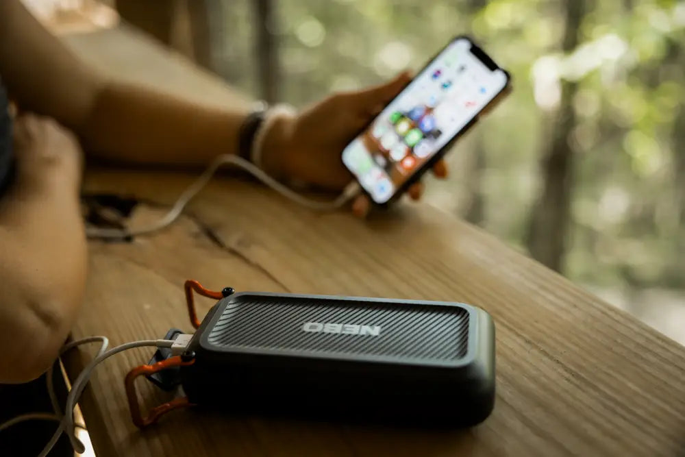 Black rugged kannettava kaiutin rammler 20k varavirtalähde oransseilla kantokahvoilla ja teksturoidulla verkolla
