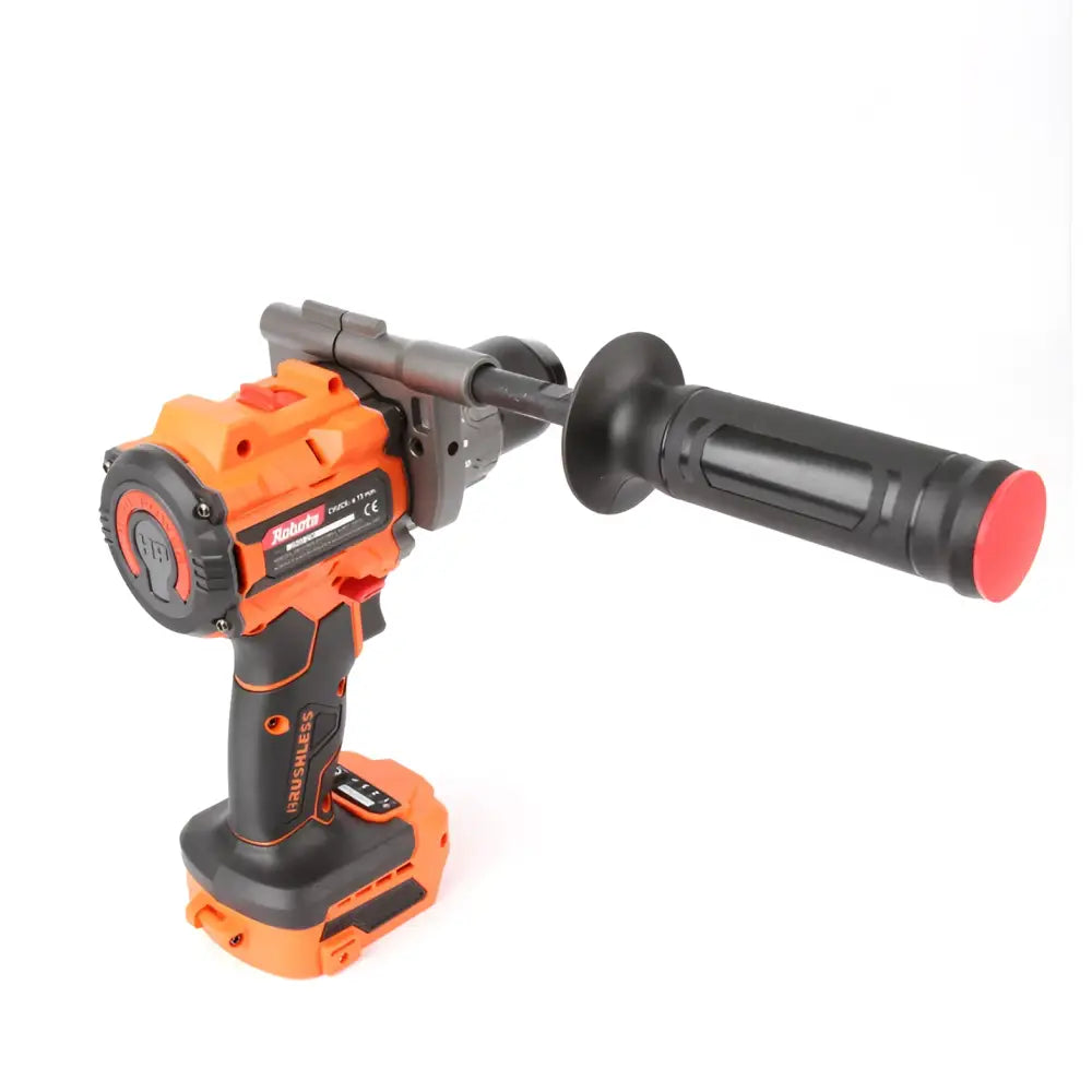 Robota dc-it218v oranssi ja musta akkuporakone punaisella kahvan korostuksella rungolla
