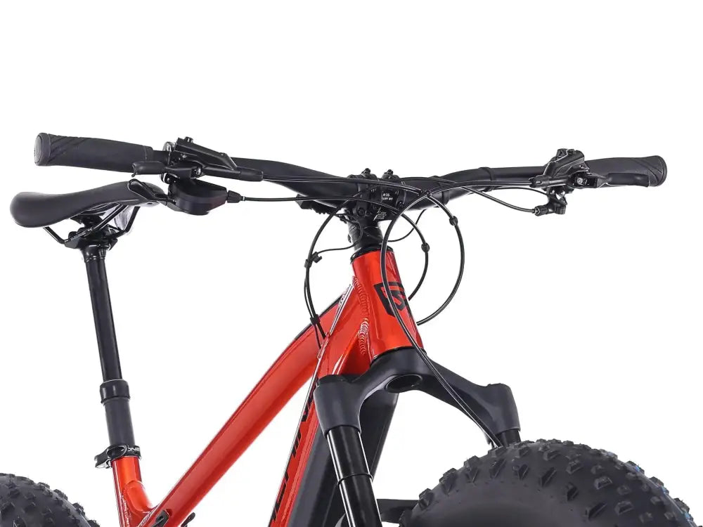 Rock machine vyöry e90 punainen ja musta maastopyörä, virtaviivainen runko, nastarenkaat ja ergonomiset kahvat