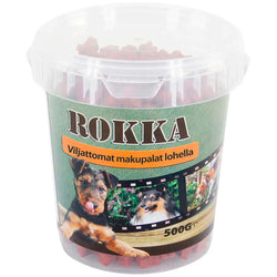 Selkeä muovirasia täynnä punaisia rokka viljattomat makupalat lohella koirille, vihreä-oranssi etiketti