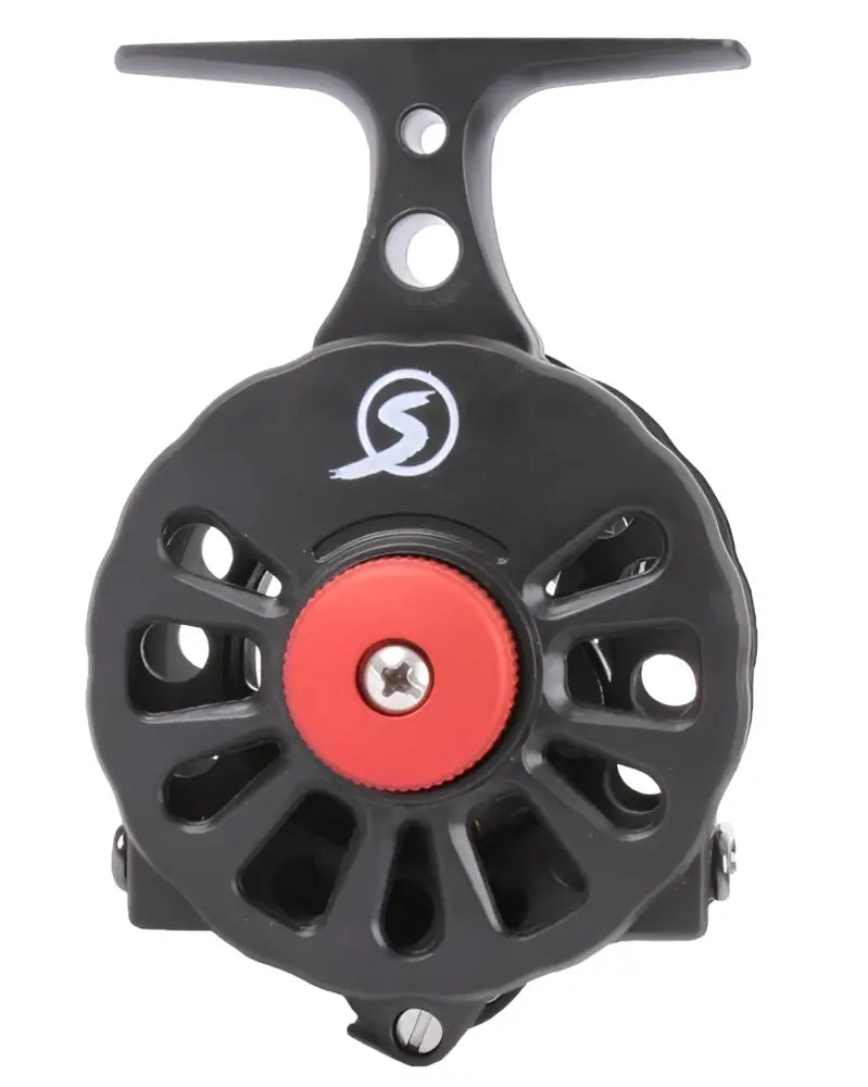 Mustan skandinavian tackle 65mm bsg pilkkikelan punainen keskinuppi ja valkoinen logo kelan kelalla