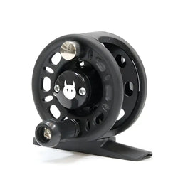 Musta fly fishing kelan kiiltävällä pinnalla, valkoinen pirun kasvojen kuvio kahvassa ja hopeiset yksityiskohdat scandinavian tackle devil 60mm tuotteessa