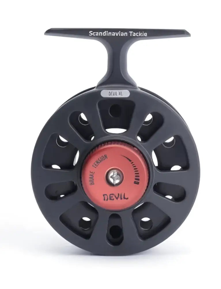 Musta pilkkikela punaisella devil-keskusosalla ja kaiverruksilla, suunniteltu scandinavian tackle wildpoint outdoorsille