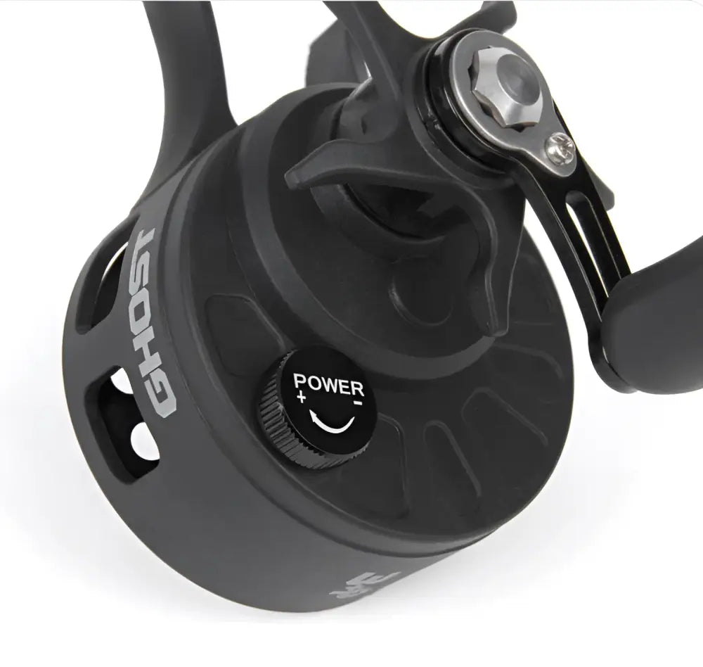 Scandinavian tackle ghost reel gt pilkkikela oikea musta kalastuskelan metallisilla yksityiskohdilla ja teksturoidulla kahvalla