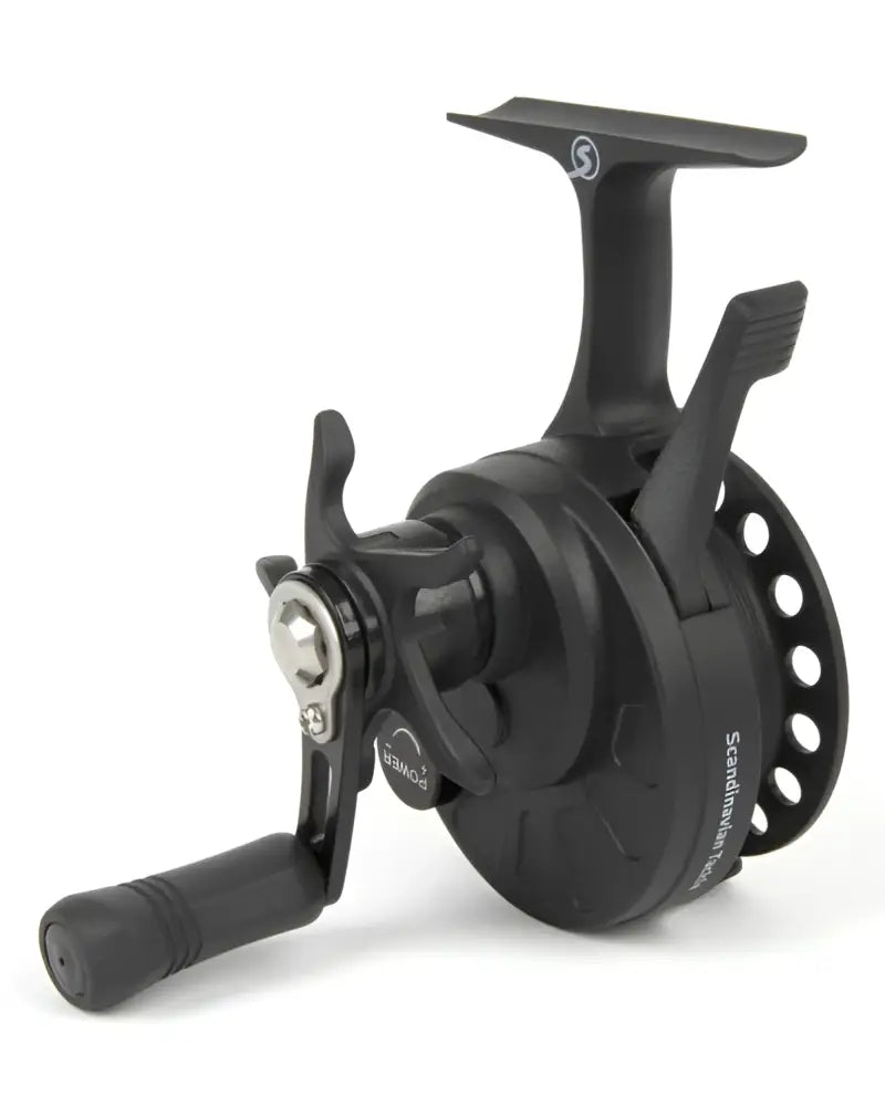 Black wildpoint scandia baitcasting kalakela jossa teksturoitu kahva ja metallinen kela Scandinavian Tackle Ghost Reel GT Pilkkikela oikea