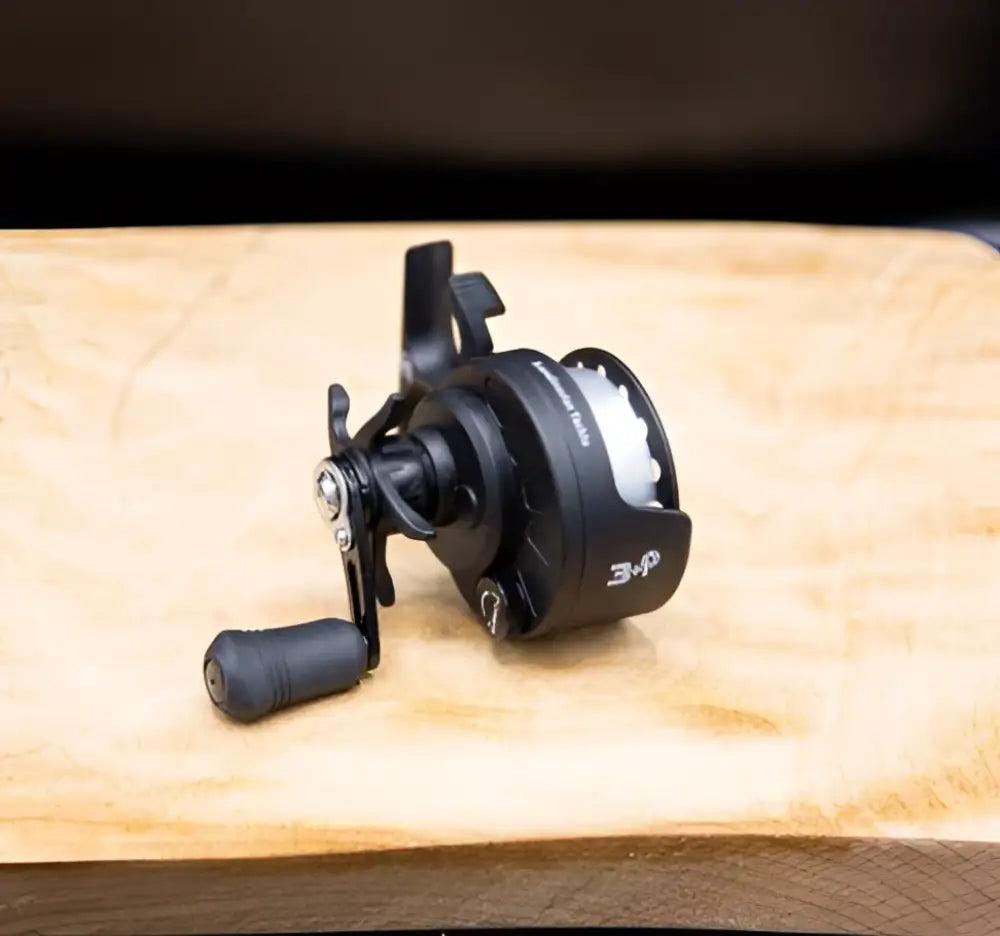 Black 3-osainen pilkkikela vasen scandinavian tackle ghost reel gt teksturoidulla kahvalla ja metallisilla yksityiskohdilla
