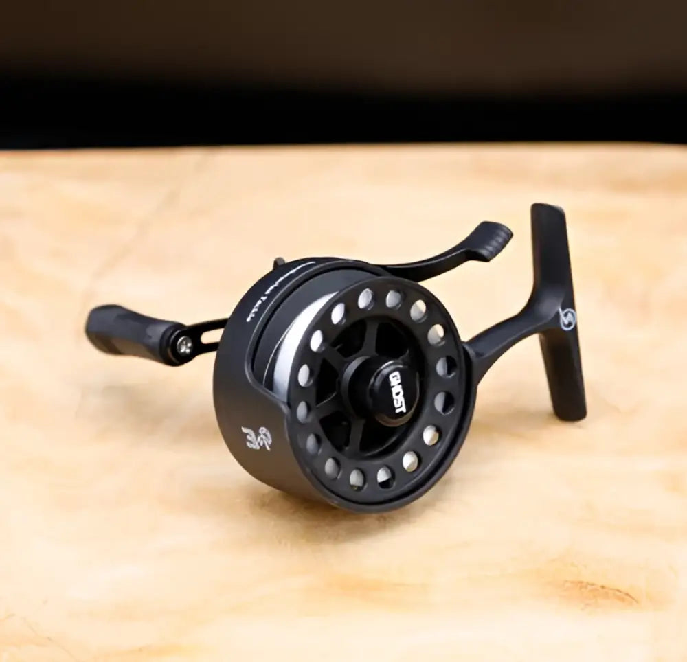 Scandinavian tackle ghost reel gt pilkkikela vasen musta moderni kalastuskelan metallisilla yksityiskohdilla
