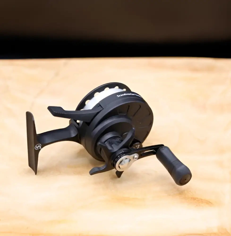 Musta muovi- ja metallikalastuskelan scandinavian tackle ghost reel gt pilkkikela vasen, valkoinen kela small wonder-mallilla