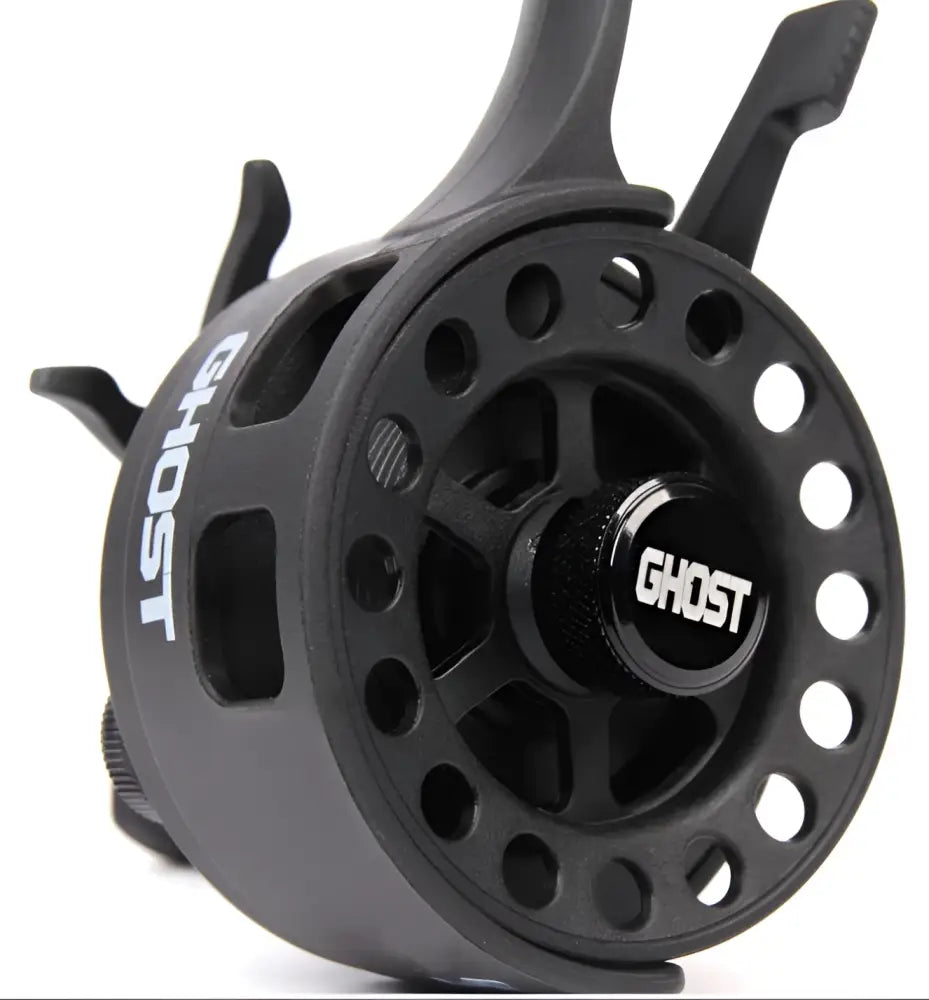 Scandinavian Tackle ghost reel gt pilkkikela vasen on musta fly fishing -kela modernilla designilla ja reiitetyllä kelarummulla
