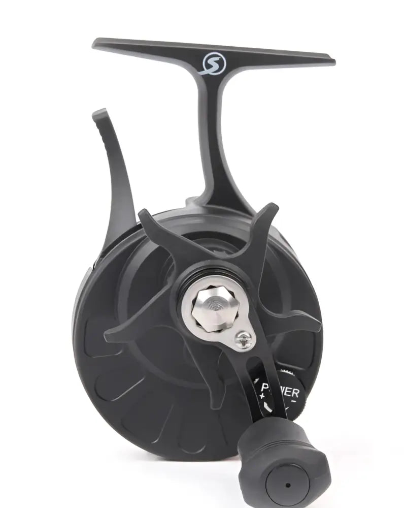 Mustan wildpointin ulkoilmakela skandinaavinen tackle ghost reel gt pilkkikela vasen modernilla metallisella muotoilulla