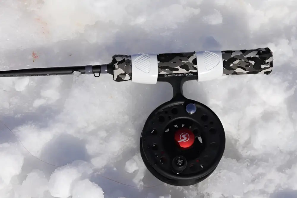 Scandinavian tackle quadstik 20 combo mustavalkoinen maastokuvioitu vapapaketti mustalla kelalla ja punaisella keskikoukulla