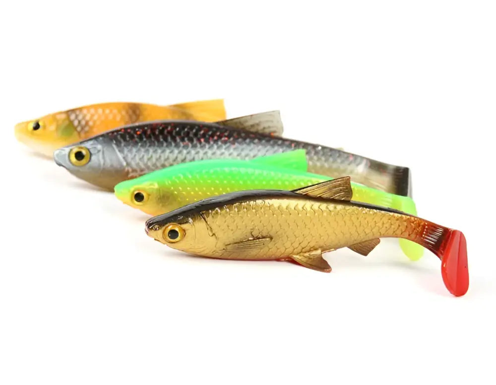 Neljä realistisen näköistä shaker baits maxi mad roach jigisarjan kalajigiä kultaisin, hopeisin, vihrein ja oranssein värein