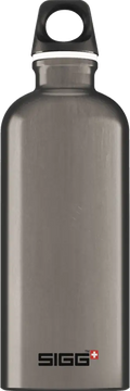 Silverinen ruostumattomasta teräksestä valmistettu sigg traveller smoked pearl 0,6 l juomapullo mustalla kahvasilmukalla ja valkoisella reunuksella