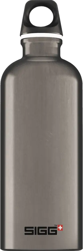 Silverinen ruostumattomasta teräksestä valmistettu sigg traveller smoked pearl 0,6 l juomapullo mustalla kahvasilmukalla ja valkoisella reunuksella