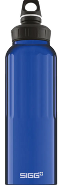 Sininen sigg wmb traveller 1,5 l vesipullo mustalla ruuvattavalla kannella ja silmukkakahvalla