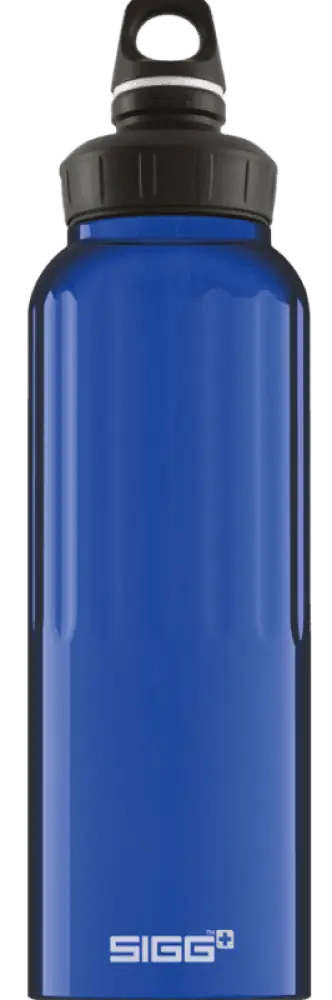 Sininen sigg wmb traveller 1,5 l vesipullo mustalla ruuvattavalla kannella ja silmukkakahvalla