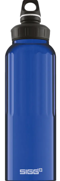 Sininen sigg wmb traveller dark blue 1,5 l -vesipullo mustalla ruuvikorkilla ja kantokahvalla
