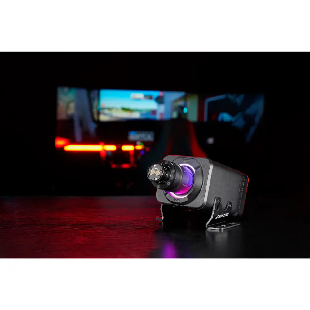 Musta simagic alpha evo pro wheelbase 18nm -peliohjain, jossa violetti led-renkaalla ja metallisilla yksityiskohdilla