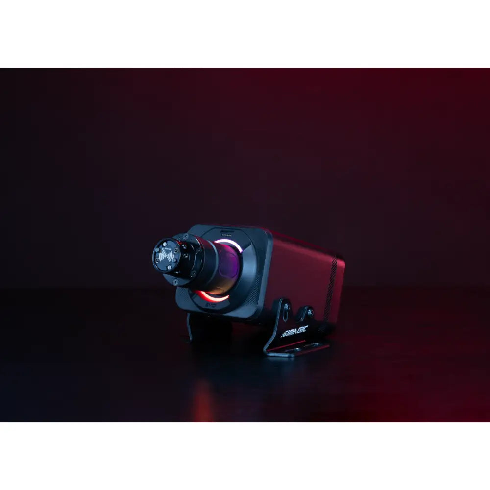 Mustan suorakulmaisen simagic alpha evo wheelbase 12nm -pelikameran punaiset hehkuvat korostukset ja circular lens housing jossa cooler master logo