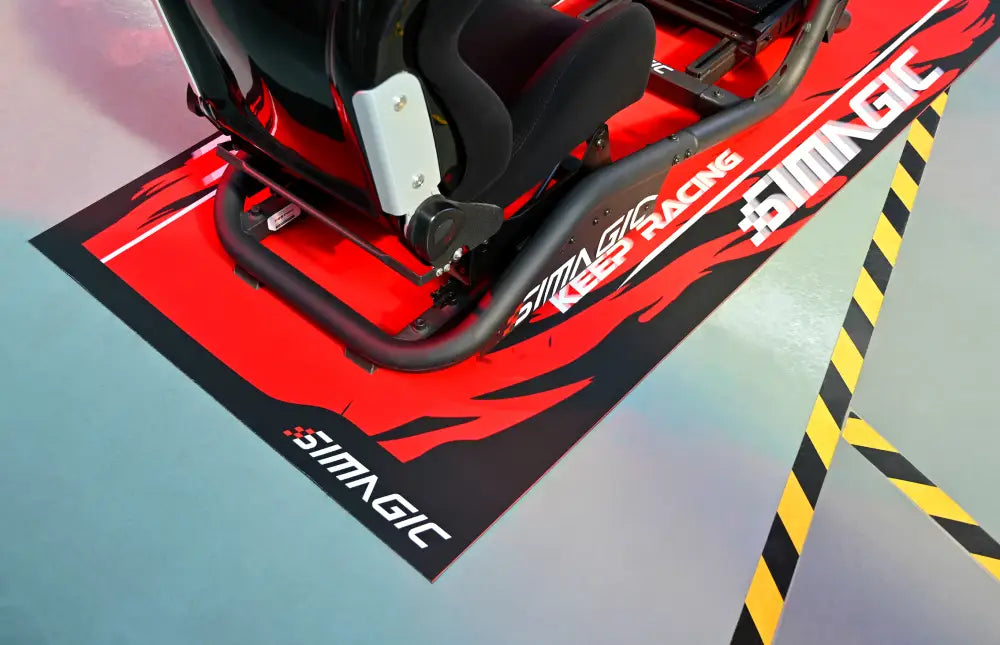 Punainen ja musta simagic racing -simulaattorin istuin sporttisen tyylikkäällä muotoilulla simagic carpet -tuotteessa