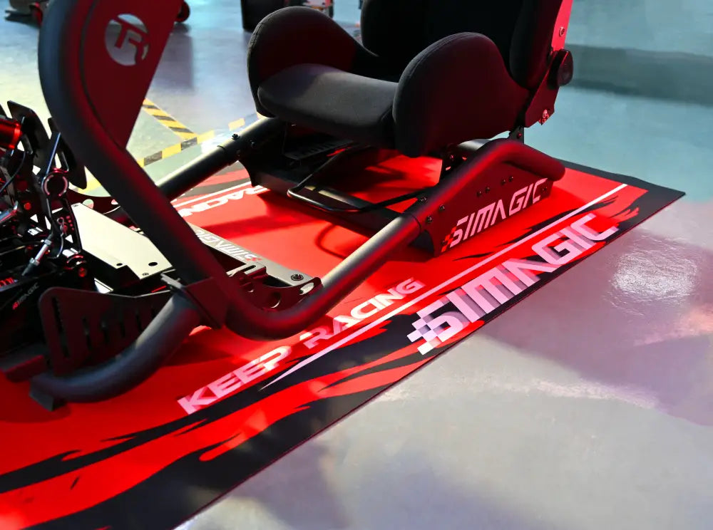 Punainen ja musta Simagic Carpet simulaattorin racing-istuin tyylikkäällä urheilu designilla
