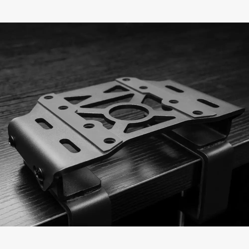 Mustan metallin monitorin jalustakiinnike simagic desk clamp wheelbase t-loc säädettävillä puristimilla ja leikkauskuviolla