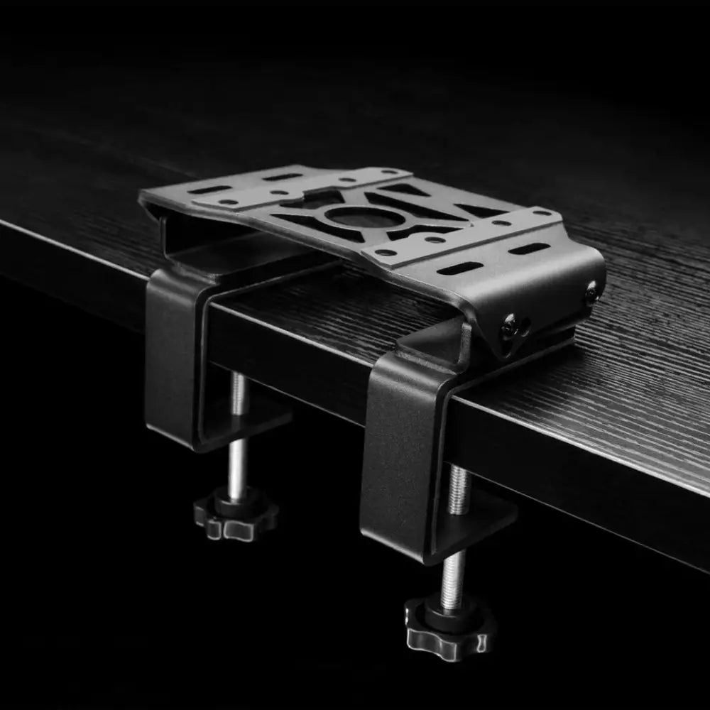 Mustan metallin työpöydän puristin säädettävillä varsilla ja kierteisillä pulttikiinnikkeillä Simagic desk clamp wheelbase T-LOC varten