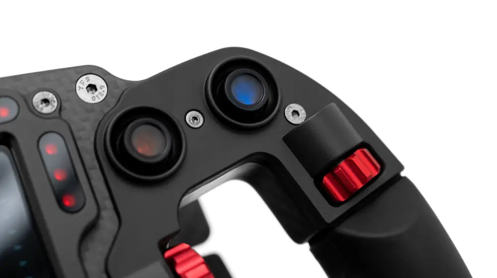 Simagic FX Pro Formula ohjauspyörä mustaa hiilikuitua punaisilla painikkeilla ja sinisin valaistuilla napeilla