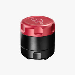 Punainen ja musta kahden osan alumiininen yrttien jauhin, jossa teksturoitu yläkansi ja gravuroidulla logolla simagic gt linear haptic pedal reactorille