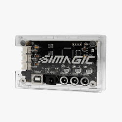 Clear muovikotelo, jossa simagic p2000 haptic control boxin musta piirilevy ja hopeiset ruuvit takapuolella