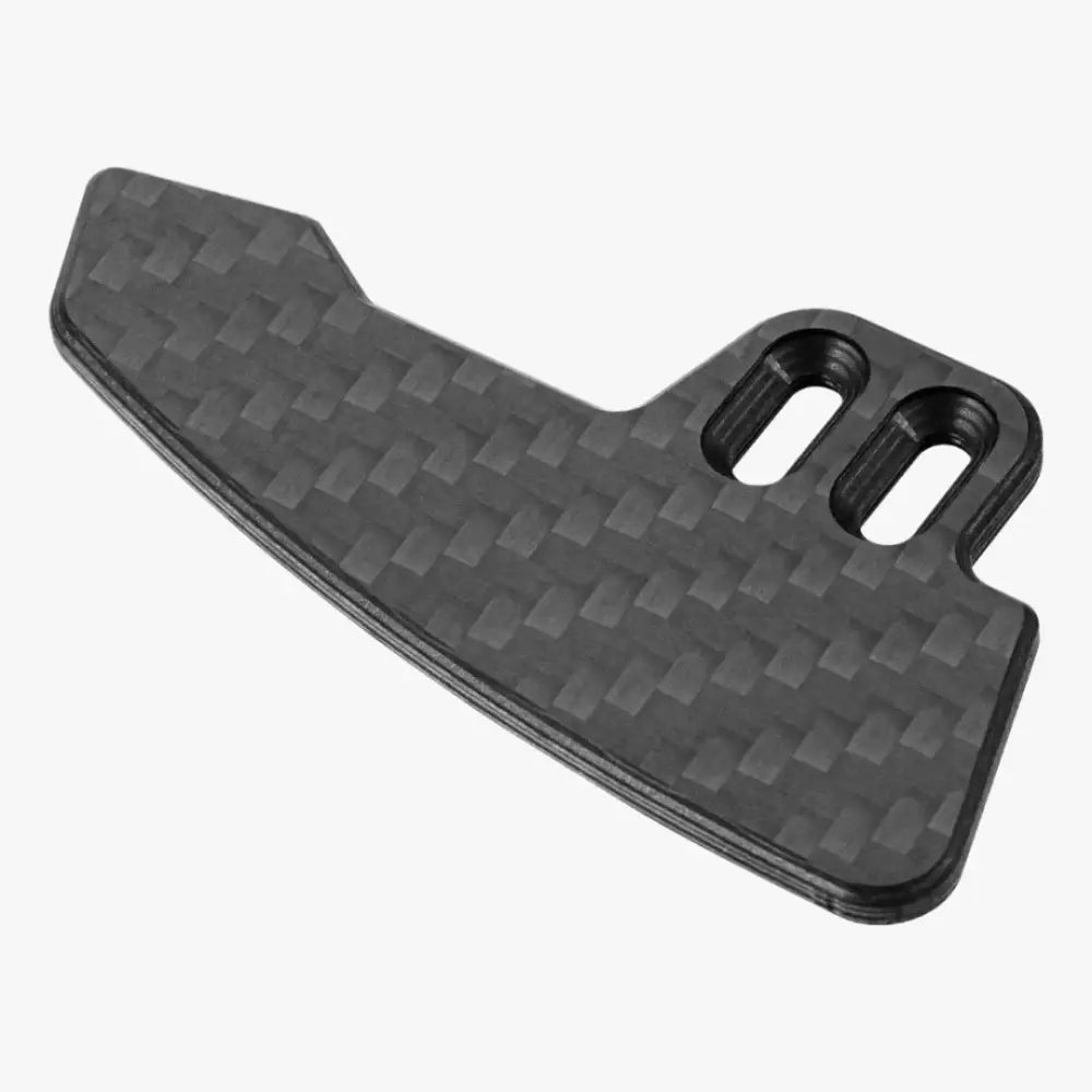 Simagic single paddle shifter module mustan hiilikuidun ohjauspyörän lapavivun teksturoidulla kudoskuviolla ja kahdella pitkänomaisella leikkauksella oikealla puolella