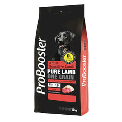 Special edition probooster adult sensitive lamb koiranruokapussi musta ja punainen, jossa musta labradori kuvassa edessä