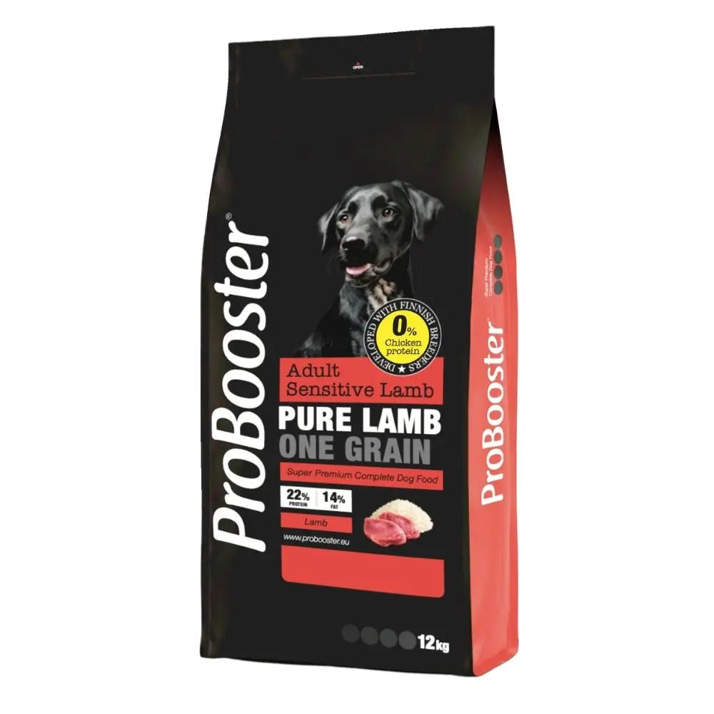 Special edition probooster adult sensitive lamb koiranruokapussi musta ja punainen, jossa musta labradori kuvassa edessä