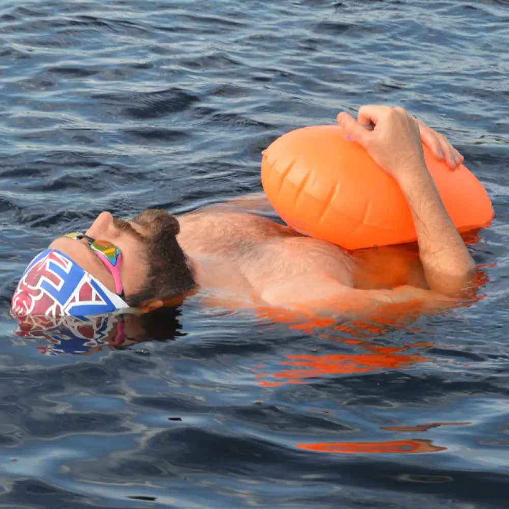 Orange ilmatäytteinen käsivarroukku tow float -tuotteessa uimataitojen tueksi turvallisuutta varten