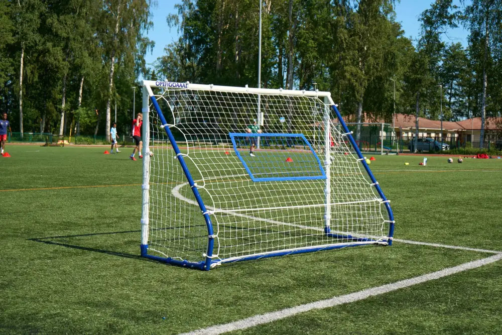 Sininen ja valkoinen kannettava jalkapallomaali verkollisella kehikolla triple function rebounder goal -tuotteessa