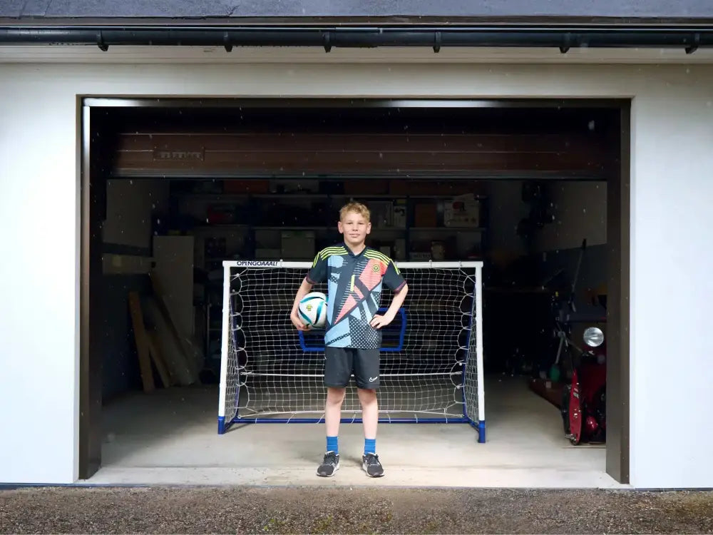 Sininen ja valkoinen mini jalkapallomaali mustalla verkolla triple function rebounder goal -tuotteessa