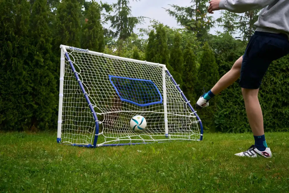 Valkoinen ja sininen taitettava triple function rebounder jalkapallomaali verkolla edestäpäin nähtynä