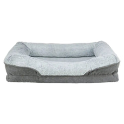 Pehmustettu kolmion muotoinen trixie ortopedinen memory foam -koiranpeti harmaalla tekoturkisvuorella ja tummemmalla harmaalla kankaalla