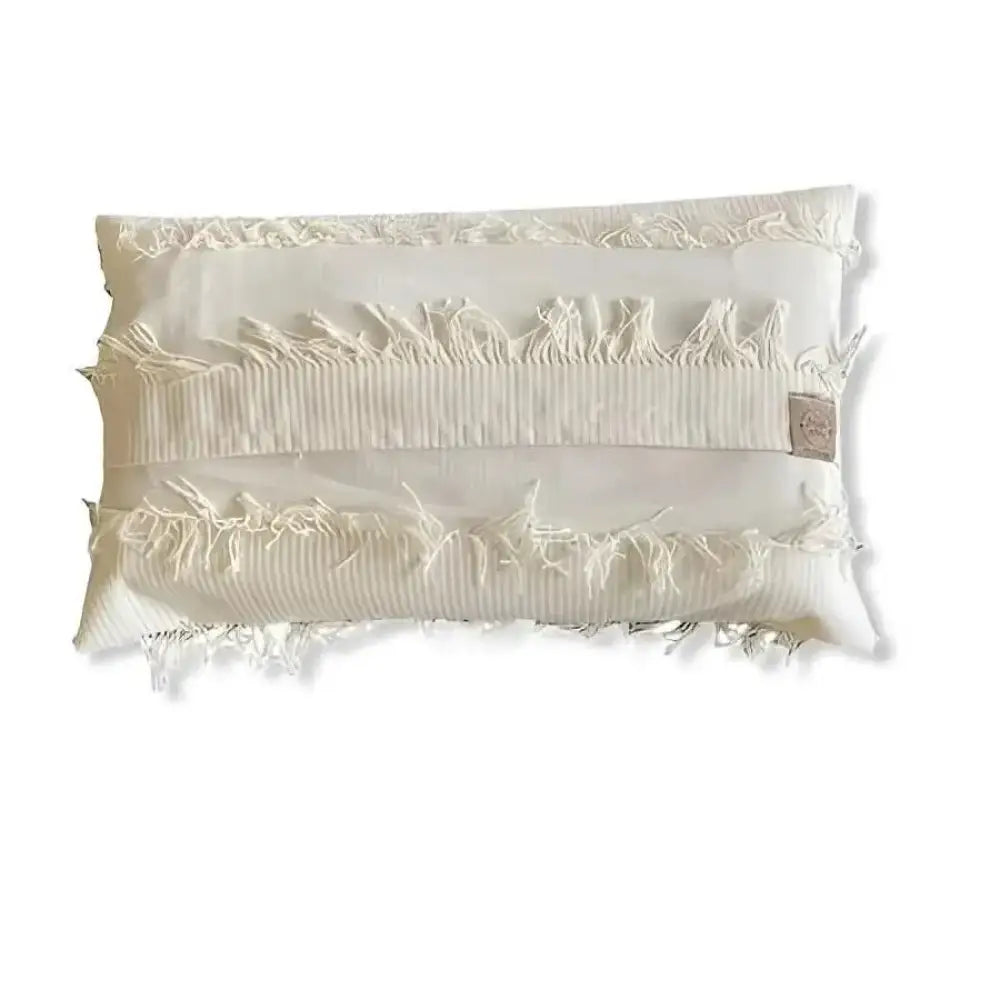 Cream-värinen tyynynpäällinen hapsu, jossa on teksturoidut, repsottavat reunat ja kaksi vaakasuuntaista ribbineulosta