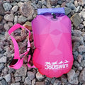 Ultra dazzle drybag buoy 360swim ilmatäytteinen uimarenkaassa kirkkaat pinkki ja violetti geometrinen kuvio mustalla venttiilikorkilla ja säädettävällä remmillä