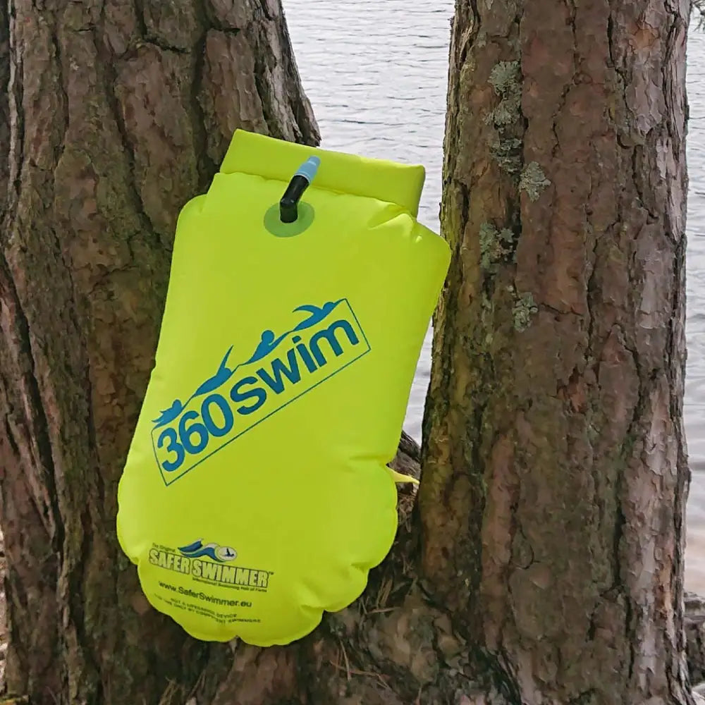 Kirkkaan keltainen 360swim-merkitty ultra drybag buoy ilmatäytteinen uimaukseksi tarkoitettu pelastuslaite mustalla venttiilillä