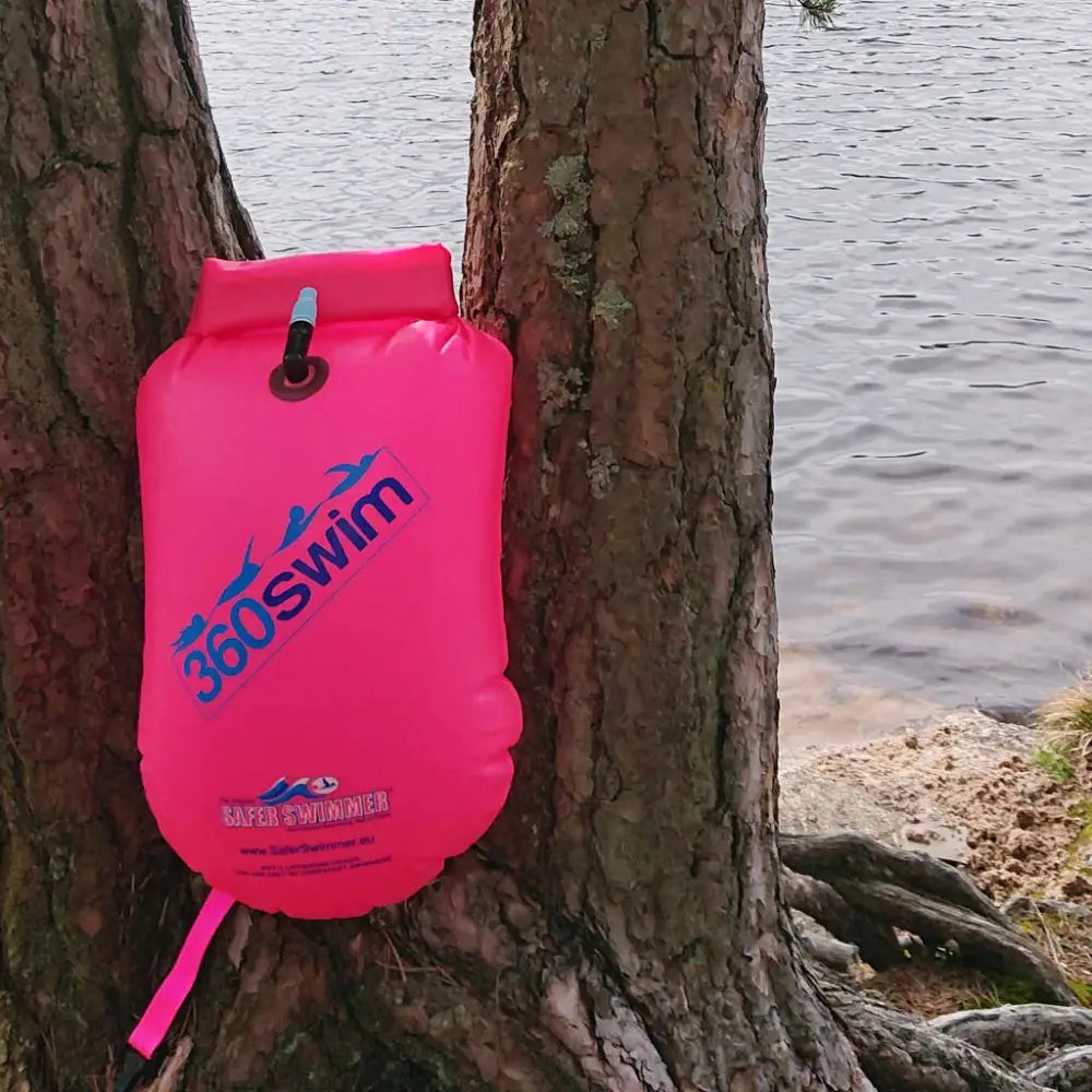 Ultra drybag buoy kirkkaan pinkki ilmatäytteinen uintiturvakupla sinisellä 360swim-logolla ja mustalla soljella