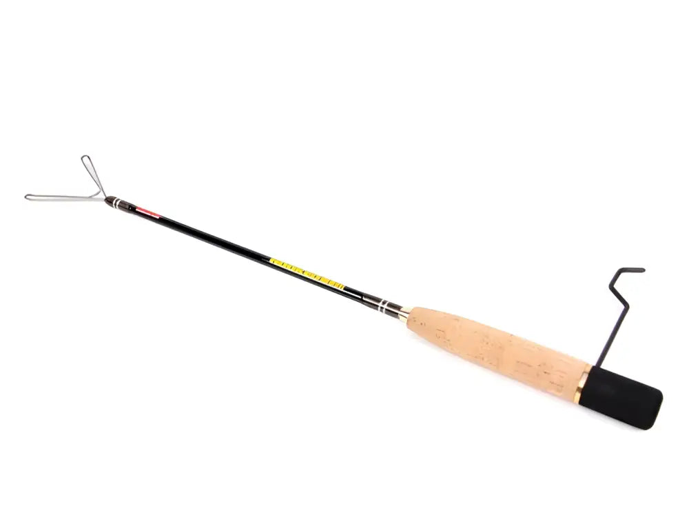 Mustan ja tan-värinen wildpoint outdoors väinö hooked 450 pilkkivapa korkkikahvalla ja tyylikkäällä muotoilulla