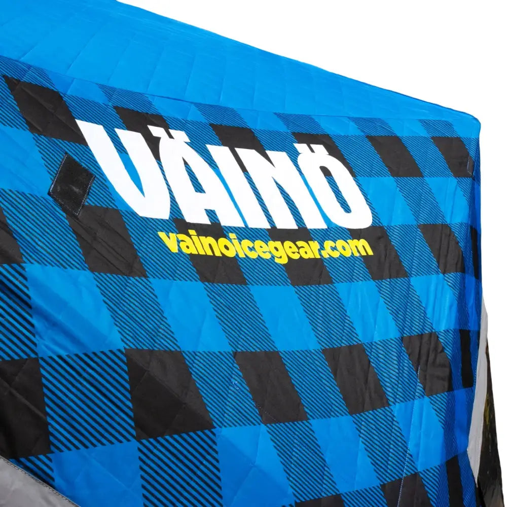 Blue ja musta ruudullinen tikkikangasväaino logo valkoisella väinö ice lodge 800 pilkkiteltta päälliskangas
